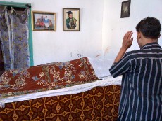 Pelayat Berdatangan, Ratusan Santri Salat Jenazah untuk Mbah Liem