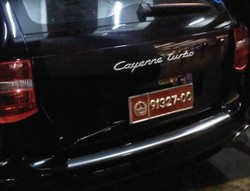 Wah! Porsche Cayenne Turbo dengan Pelat TNI