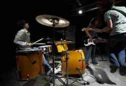 Suka Musik Keras Bikin Remaja Cenderung Lakukan Seks Tak Aman