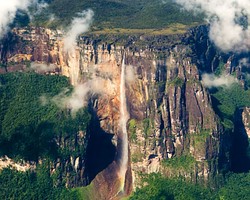 Menunggu Malaikat Jatuh di Angel Falls, Venezuela