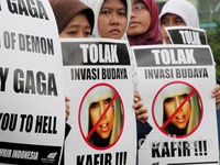 Makin Panas, Massa Terus Demo Lady Gaga
