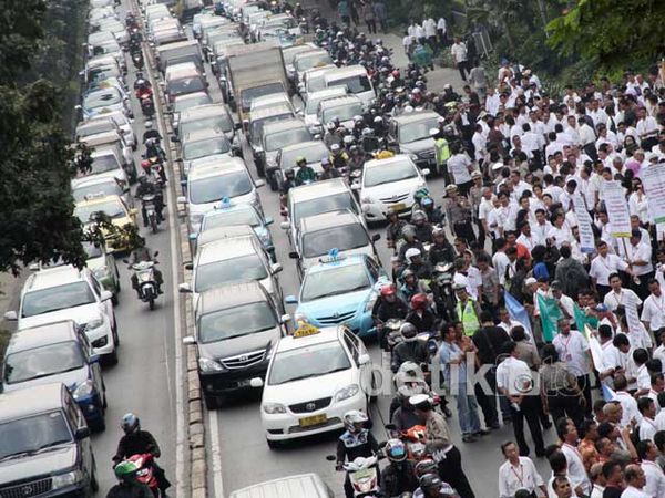 Karyawan Trisakti Demo, Grogol-Slipi Macet