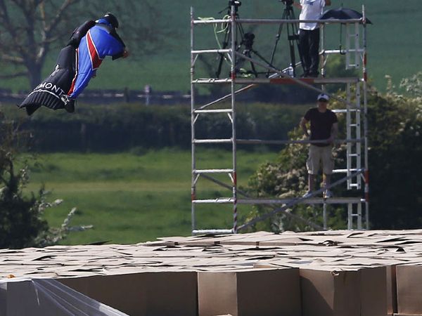Gary Sukses Terjun Tanpa Parasut