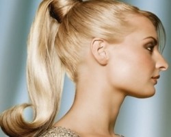 3 Tips Menata Rambut Secara Cepat untuk Musim Panas