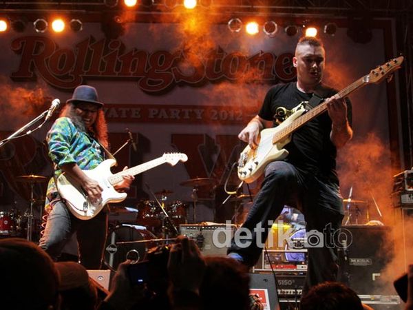 Aksi Panggung Memikat Gugun Blues Shelter