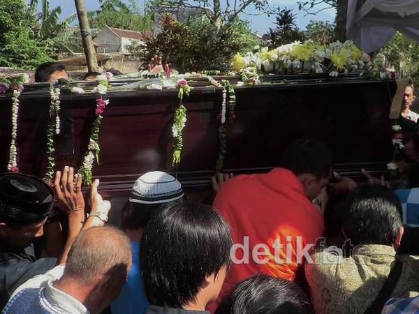 Kameramen Trans TV Korban Sukhoi Dimakamkan