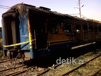 6 Gerbong KA Terbakar Masih Teronggok
