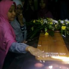 Sambut Jenazah Anaknya, Ibunda Yusuf Tak Kuasa Menahan Air Mata