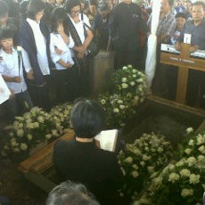 Istri Kornel Antar Kepergian Suaminya dengan Derai Airmata