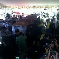 Peti Jenazah Kornel Sihombing Ditutup Kain Ulos