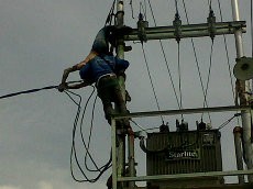 Kesetrum Saat Mengecat Tiang Listrik, 3 Orang Dilarikan ke RS