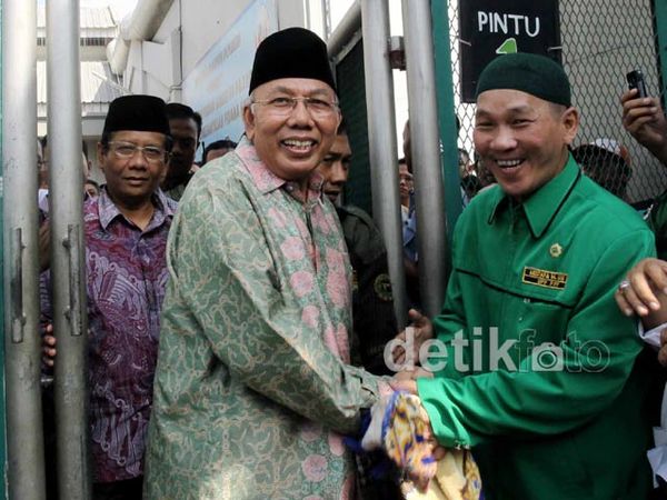 Bachtiar Chamsyah Hirup Udara Bebas