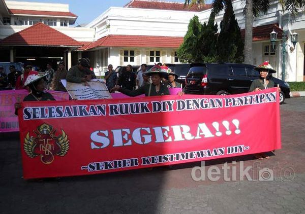 Kedatangan SBY di Yogya Disambut Demo