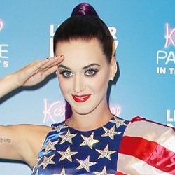 Tampil di Depan Tentara, Katy Perry Berkostum Bendera Amerika
