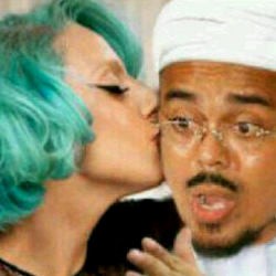 Beredar Foto Parodi Lady Gaga Cium Habib Rizieq!