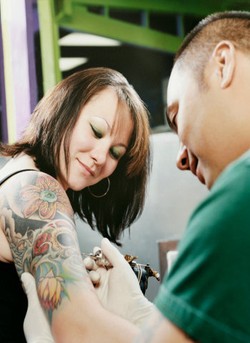 Ada Tato Mixer dan Sendok Garpu di Tubuh Chef Ini!