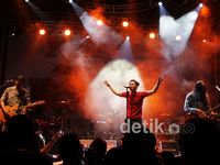 Aksi Panggung Enerjik Andra & The Backbone