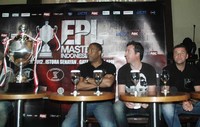 Dua eks pemain Liverpool, John Barnes dan Robbie Fowler tampak melirik piala EPL Master Indonesia Cup yang bakal diperebutkan di hari Minggu (27/5/2012) lusa. Steve Harkness, yang duduk di samping mereka terlihat melayangkan pandangan kepada beberapa wartawan.