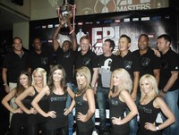 Faustino Asprilia (Eks pemain Newcastle United) mengangkat piala EPL Masters Indonesia Cup yang akan diperebutkan hari Minggu (27/5/2012) lusa. Di sekitarnya tampak pemain-pemain top lainnya Robbie Fowler, John Barnes, Paul Jones (Eks Liverpool), David May (eks Manchester United), dan mantan pemain timnas, Yeyen Tumena.
