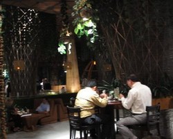 Tempat Makan Suasana Taman di Eden Lounge