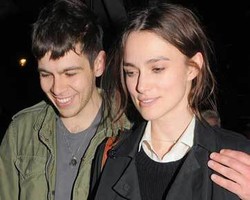 Keira Knightley Resmi Tunangan dengan Rock Star