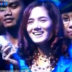 Kenakan Cincin di Jari Manis, Mulan Cium Tangan Ahmad Dhani