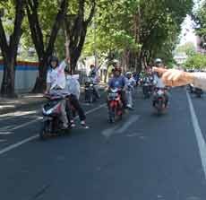 Siswa di Surabaya Corat-coret dan Konvoi Rayakan Kelulusan