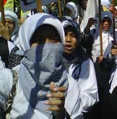 Massa HTI Minta Gubernur Jatim Tolak Kedatangan Kapal Perang AS