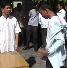 Dinyatakan Lulus, Siswa SMA 7 Bagi-bagi Seragam Sekolah ke Adik Kelas