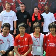 Ketika Fowler cs Satu Lapangan dengan Fans