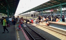 Ada Kebakaran, KRL Tertahan di Stasiun Manggarai