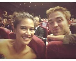 Wow! Dian Sastrowardoyo Foto Bareng Robert Pattinson di Cannes