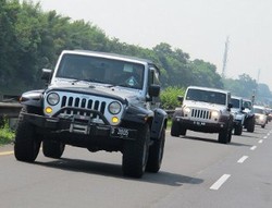 Siapa Bilang Mobil Ngangkang Tak Bisa Ngebut di Jalanan?