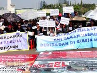 Diusir dari Gereja, Mereka Beribadah di Istana
