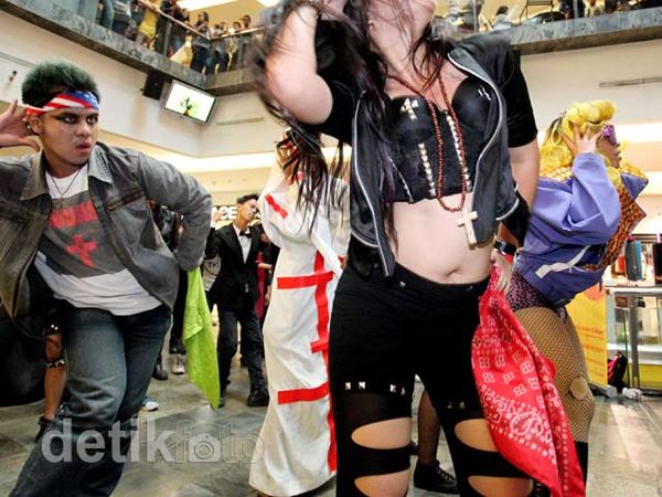 Puluhan Penggemar Menari A la Lady Gaga
