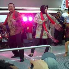 Duo Tri Ngremo Bareng Warga Surabaya