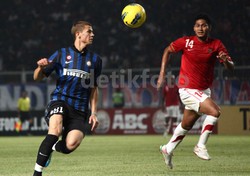 Abdul Rachman berupaya mengejar Samuele Longo yang beberapa kali berhasil melakukan tekanan terhadap timnas indonesia.