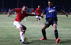 Kurniawan D. Yulianto berupaya mengecoh Cristiano Biraghi