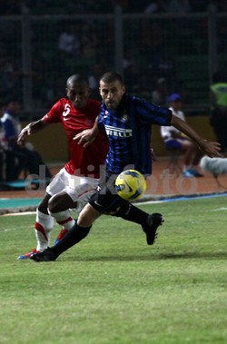 Patrick Wanggai berebut bola dengan Walter Samuel