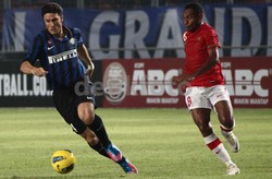 Javier Zanneti beberapa kali membuat Elie Aiboy Kerepotan.