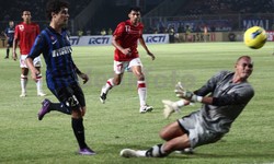 Gawang Markus Horison 2 kali kebobolan lewat tendangan  Coutinho.