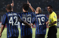 Coutinho mengankat tangannya ke atas usai mencetak gol untuk yang kedua kalinya ke gawang Indonesia.