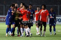 Kedua tim tampil dalam tempo tinggi sejak laga dimulai.