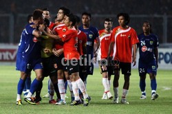 Kedua tim tampil dalam tempo tinggi sejak laga dimulai.