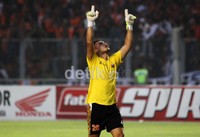 Persija nyaris mencetak gol cepat melalui penetrasi Ismed Sofyan pada menit kedua. Bek asal Aceh tersebut berhasil melepaskan umpan ke dalam kotak penalti. Namun, kiper Persib Jendri Pitoy berhasil merebut bola sebelum Bambang Pamungkas memaksimalkan dengan kepalanya.