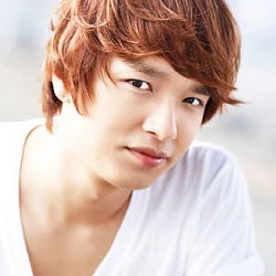 Simon D Menyesal Tolak Kolaborasi Bareng IU