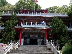 Menikmati Indahnya Taman Nasional Yang Ming Shan