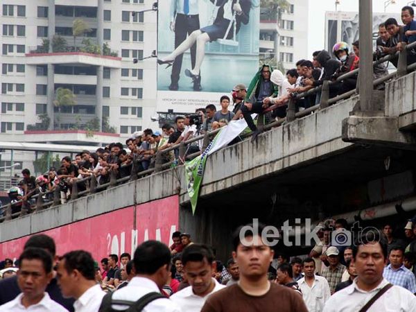 Eksekusi Usakti Jadi Tontonan Warga Eksekusi Usakti Jadi Tontonan Warga