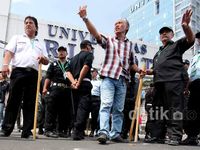 Pentungan & Lempar Batu, Kampus Trisakti Tegang
