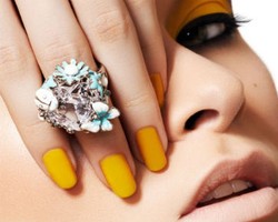 Tips Gunakan Cat Kuku Warna Neon Agar Tidak Terlihat Norak